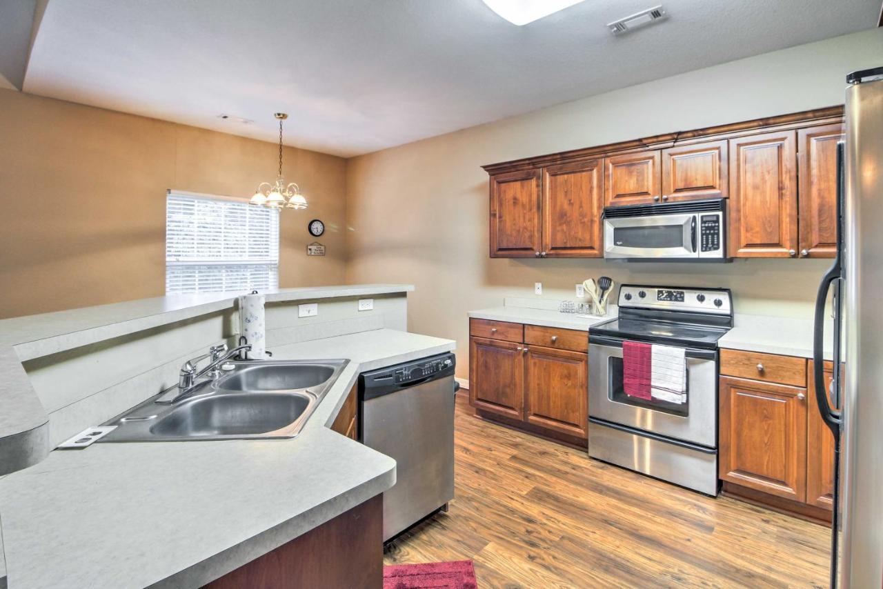 Branson Home With Deck Walk To The Strip And Creek! Buitenkant foto