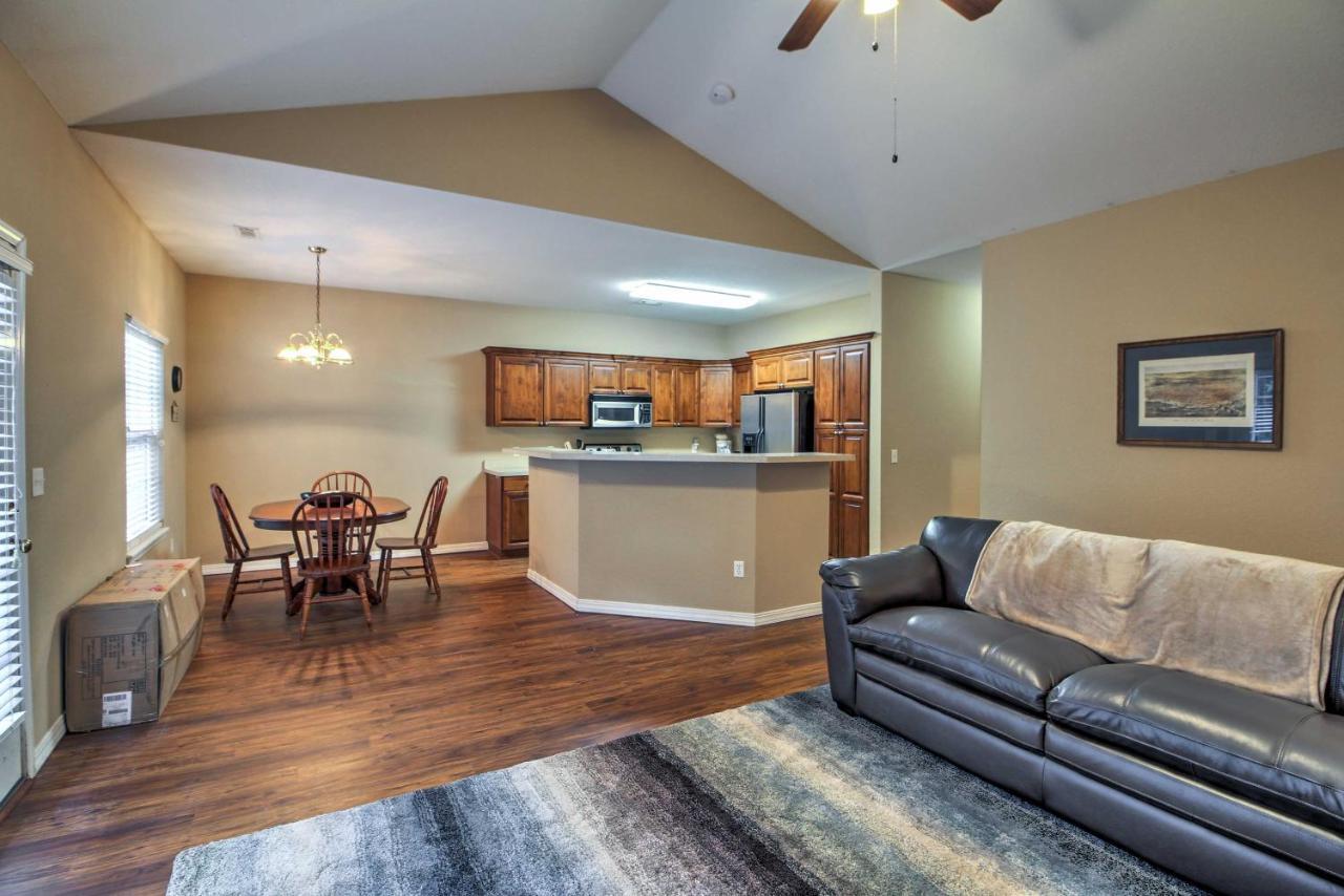 Branson Home With Deck Walk To The Strip And Creek! Buitenkant foto