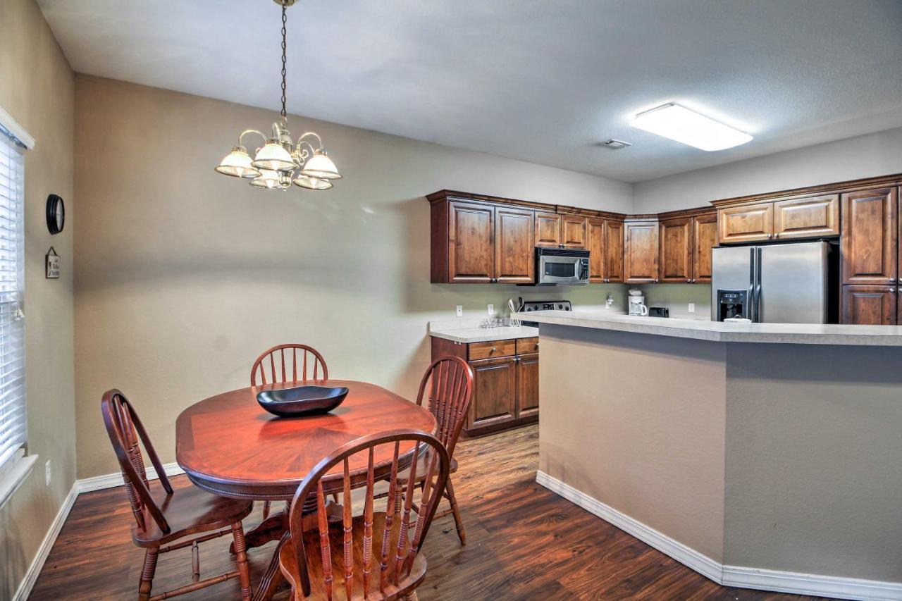 Branson Home With Deck Walk To The Strip And Creek! Buitenkant foto